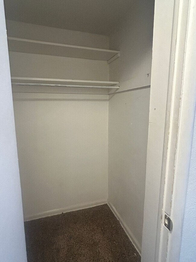 Building Photo - Available June- 1 Bed/1 Bath Lindsley Park Condo