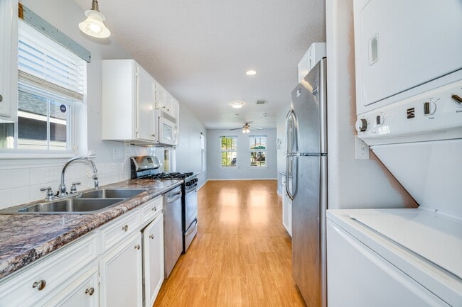 Building Photo - 1307 S Live Oak St