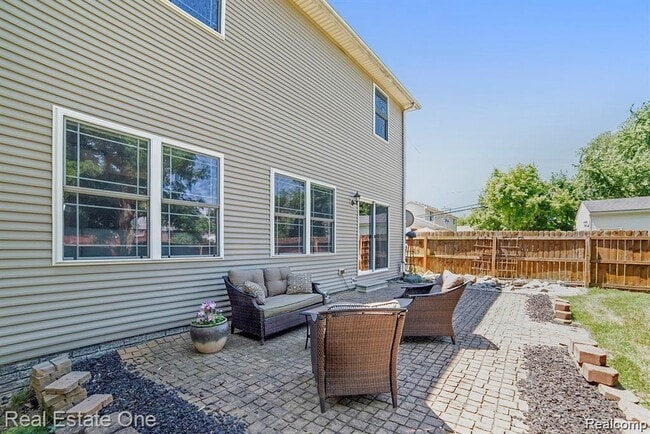 Building Photo - 2043 Vermont Ave