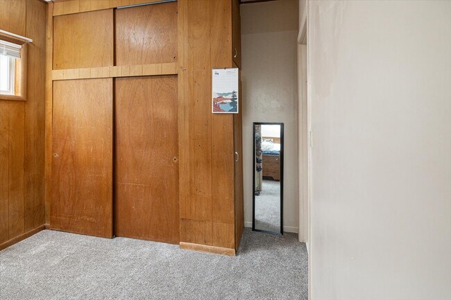 Building Photo - 729 E 200 N
