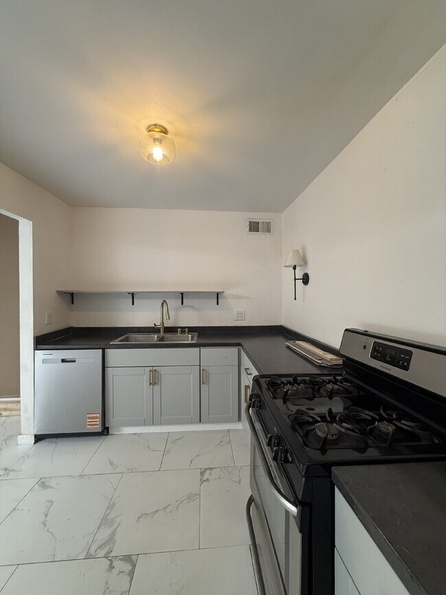 Building Photo - 5725 Wren Ave