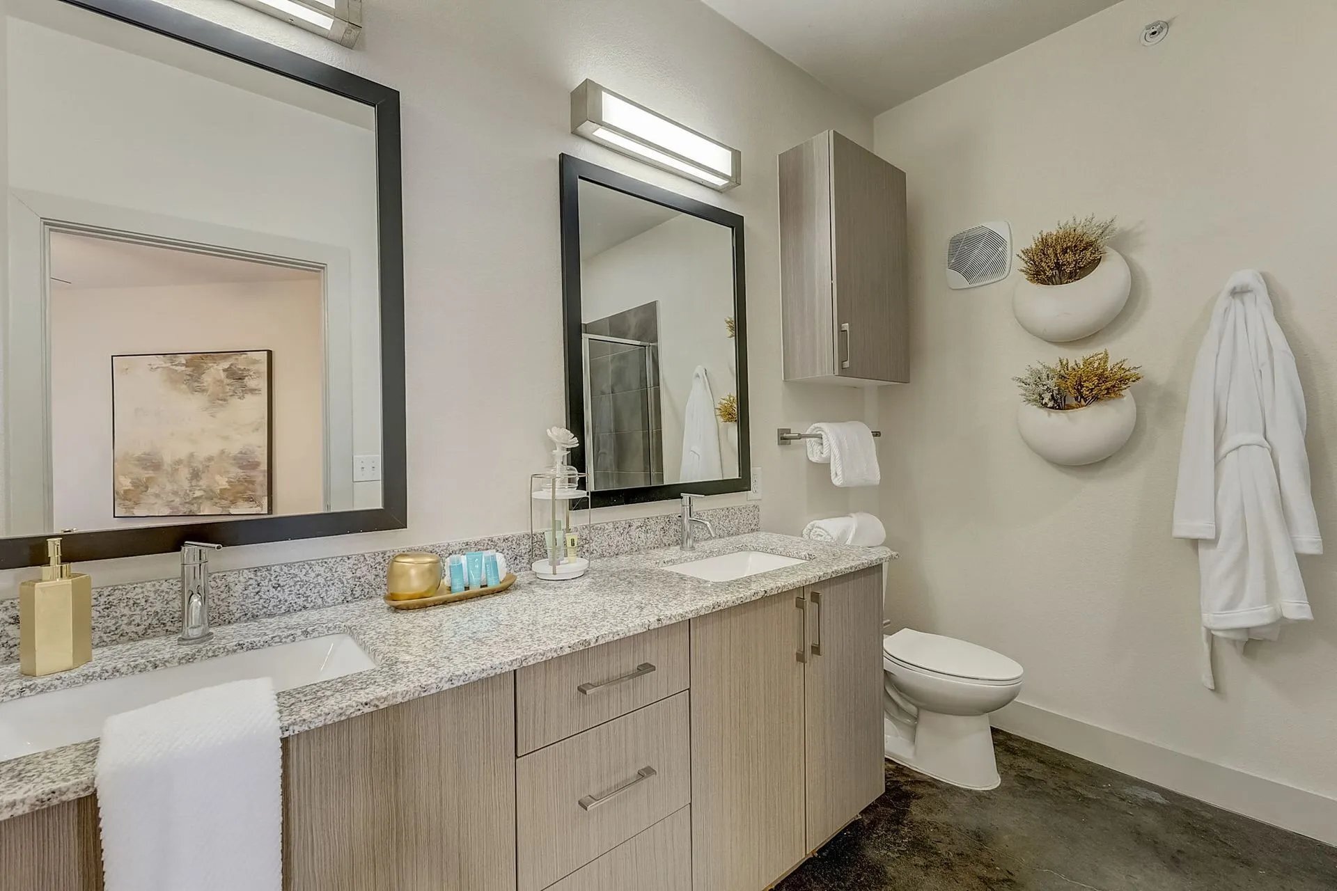 Building Photo - 835 S Good Latimer Expy