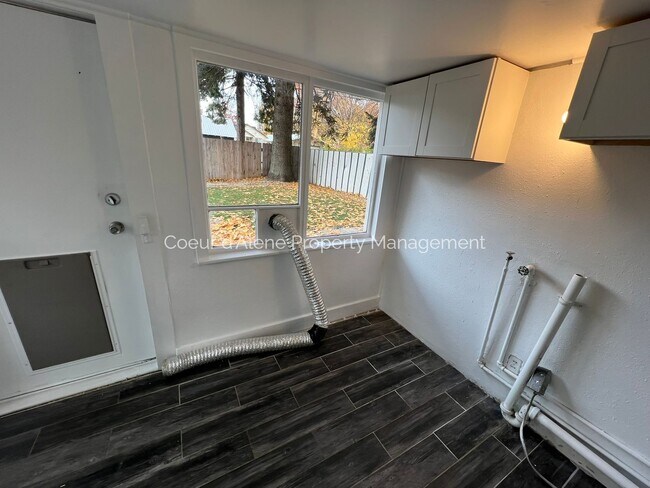 Building Photo - 2 bed house in incredible location!