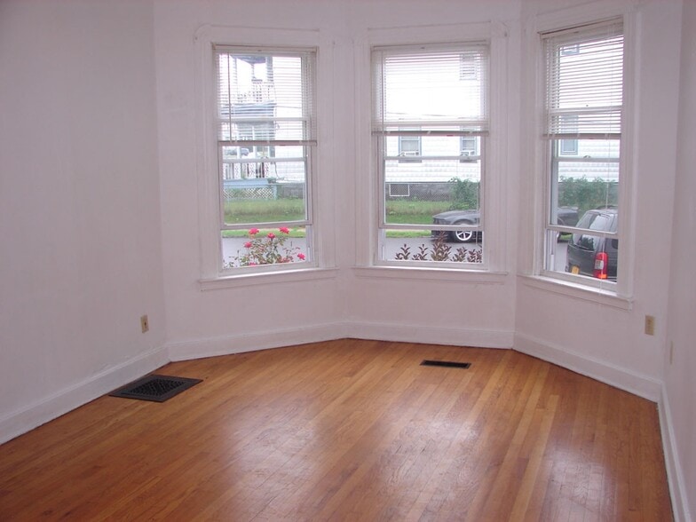 livingroom - 1037 N Brandywine Ave