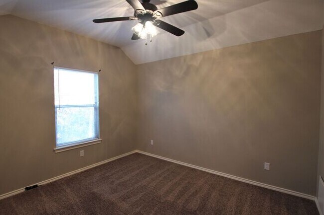 Building Photo - 2-Bedroom Townhouse for Rent in the Heart ...