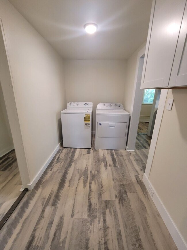 Building Photo - Newly renovated 4 bed 2 bath home in the h...