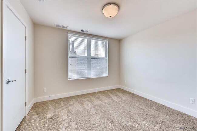 Building Photo - Immediate Availability! Stunning Modern lu...