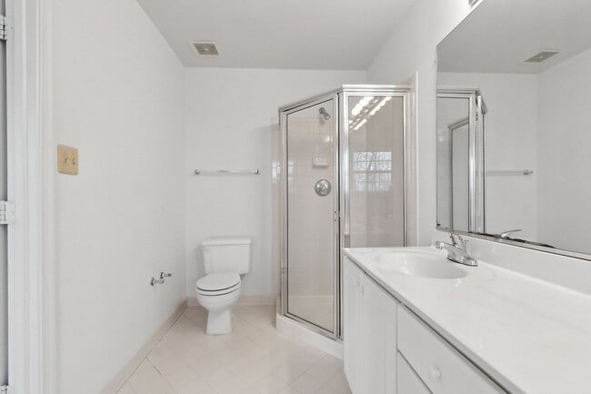 Building Photo - Wonderful Townhome