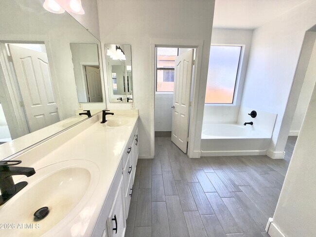 Building Photo - 7116 W Sophie Ln