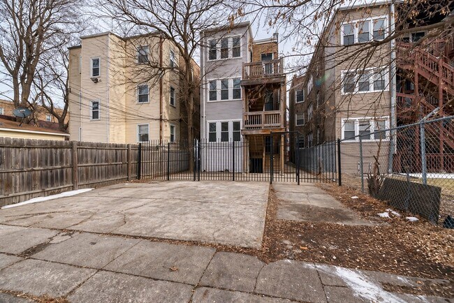 Building Photo - 7944 S Ellis Ave