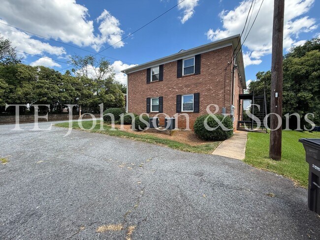 Building Photo - Modern 2 Bedroom Apartment with Water Incl...