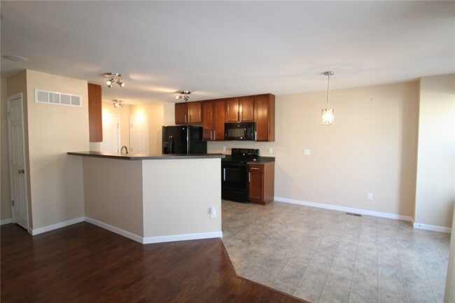 Building Photo - 643 Country Heights Dr