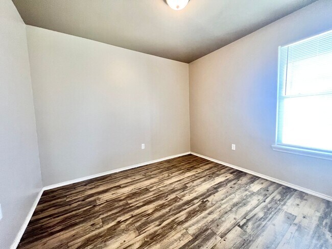 Building Photo - Modern, newer build, large backyard!