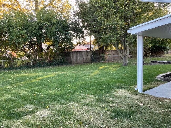 Building Photo - 634 Wiltshire Blvd