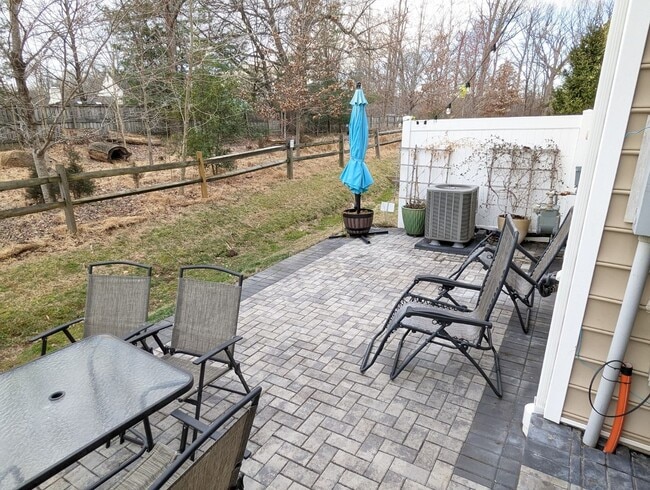 Building Photo - Gorgeous 3 level townhouse in North Potoma...
