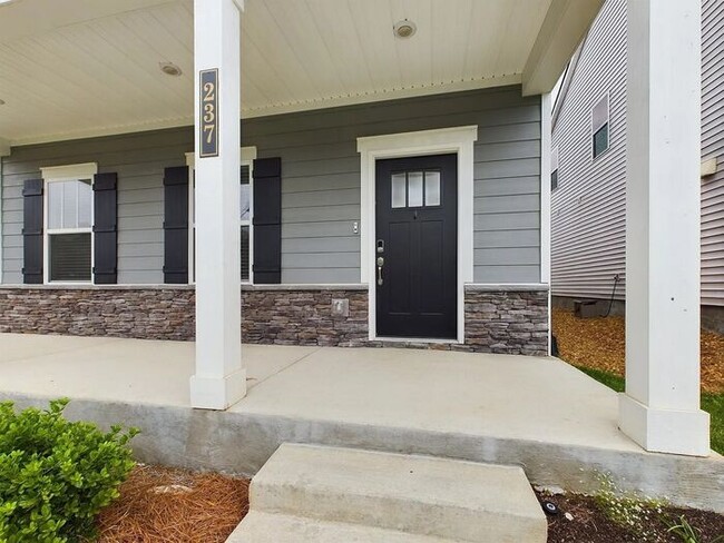 Building Photo - 3 Bed/2.5 Bath Beautiful Newer Constructio...
