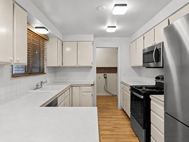 Building Photo - Home Sweet Home in Exclusive Warm Springs Mesa
