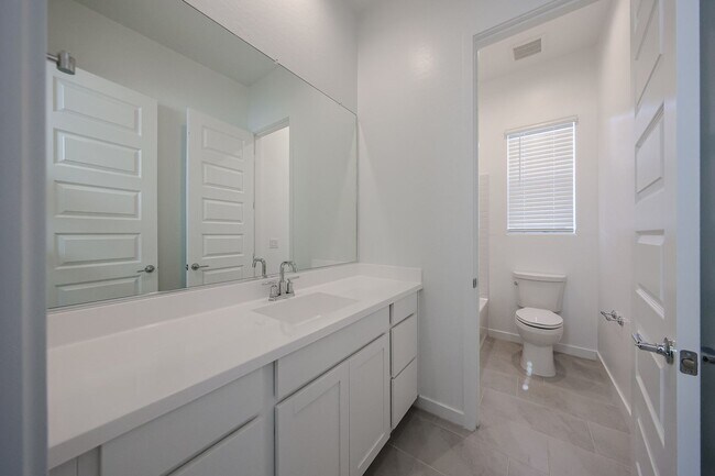 Building Photo - Beautiful 4 bedroom plus den home in Aloravita