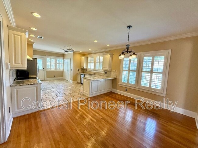 Building Photo - 5406 N Suwanee Ave