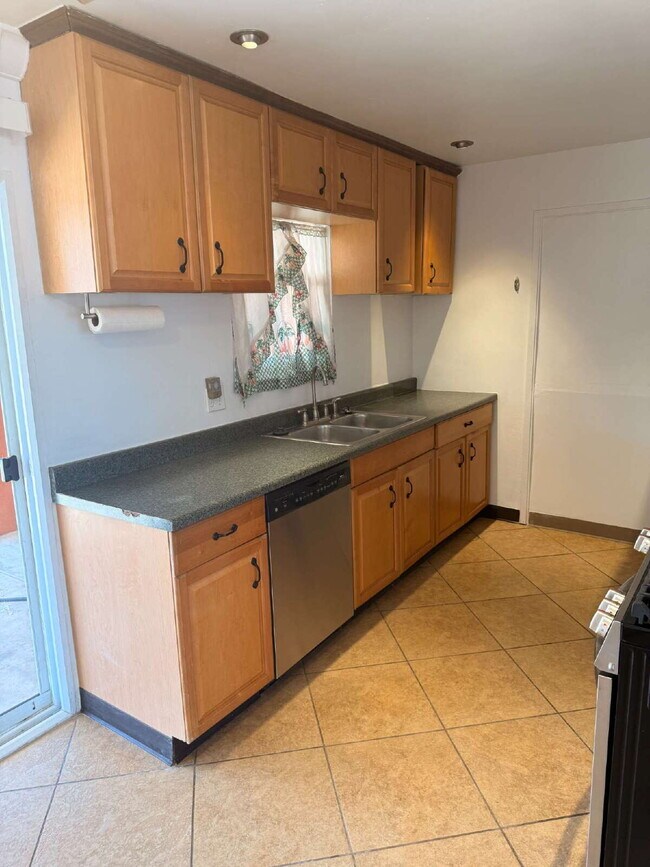 Building Photo - $3,500 - 3 Bed / 1 Bath House in Chula Vista with a Large Yard!