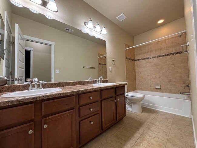 Building Photo - 5 Bedroom, 3 Bathroom Single-Family Home w...