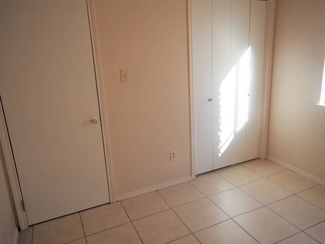 Building Photo - 1401 Hermitage Dr