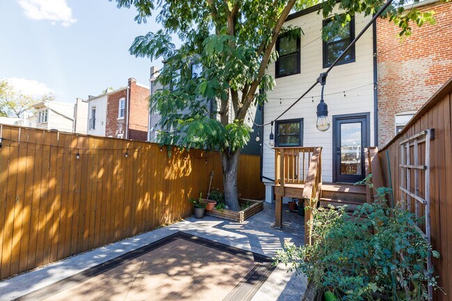 Building Photo - Beautifully Updated 4 Bed/3.5 Bath Row-Hom...