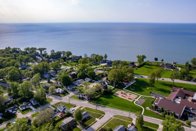 Building Photo - 126 Beachwood Ave