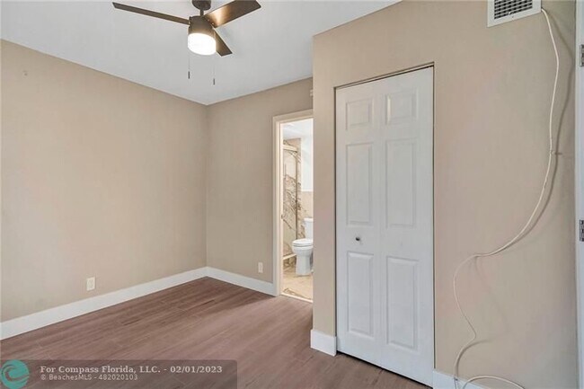 Building Photo - 3051 S Palm Aire Dr