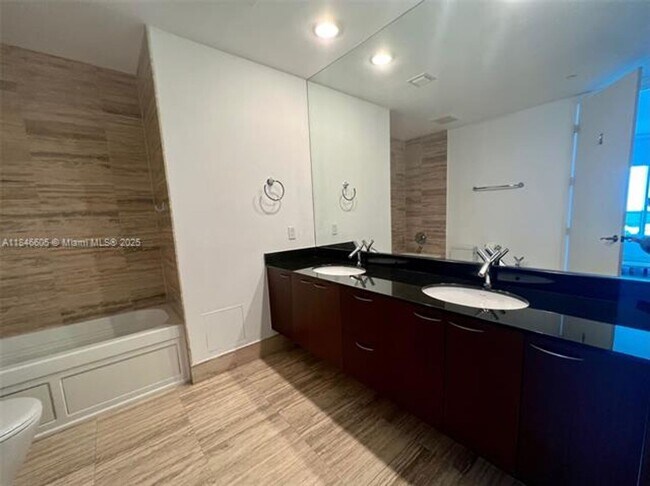 Building Photo - 16001 Collins Ave