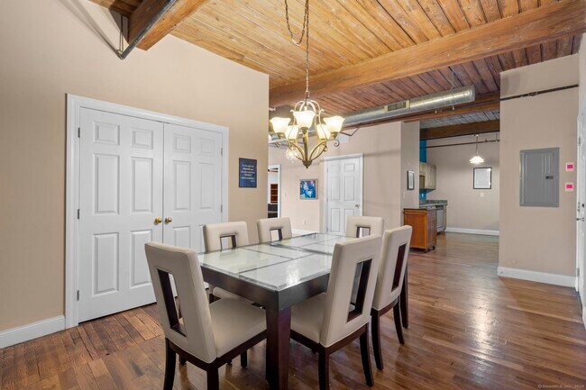 Building Photo - 145 Canal St E