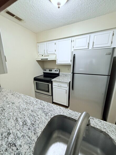 Building Photo - 5002 Ravens Crest Dr