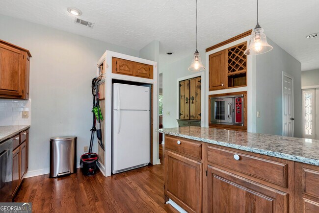 Building Photo - 3978 Pineshore Cir