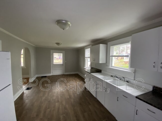 Building Photo - 325 Valley St