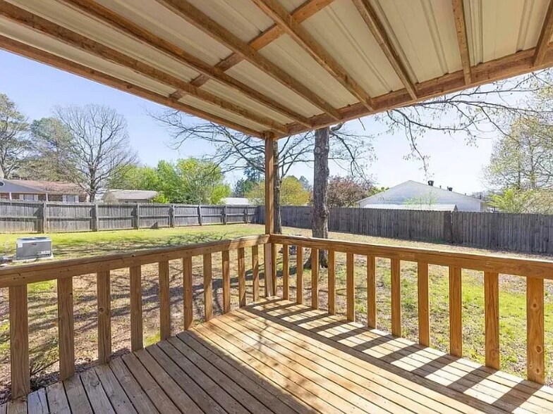 Building Photo - 128155 Meadowview Dr