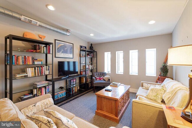 Building Photo - 135 N 3rd St