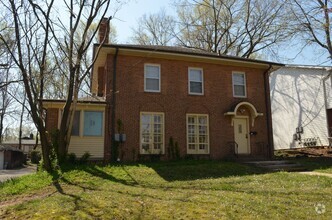 Building Photo - 4 Bedroom/1.5 Bathrooms House in East Campus