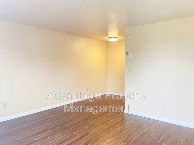 Building Photo - 588 NW Oak Ave