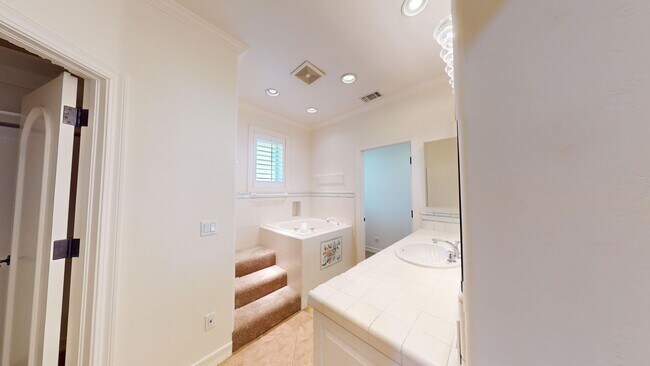 Building Photo - Spacious 4-bedroom 4.5 bath Home in a Gated Complex
