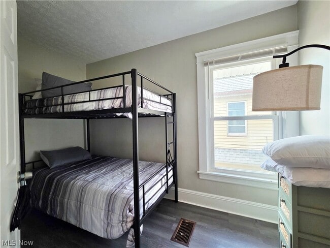 Building Photo - 10415 Bernard Ave