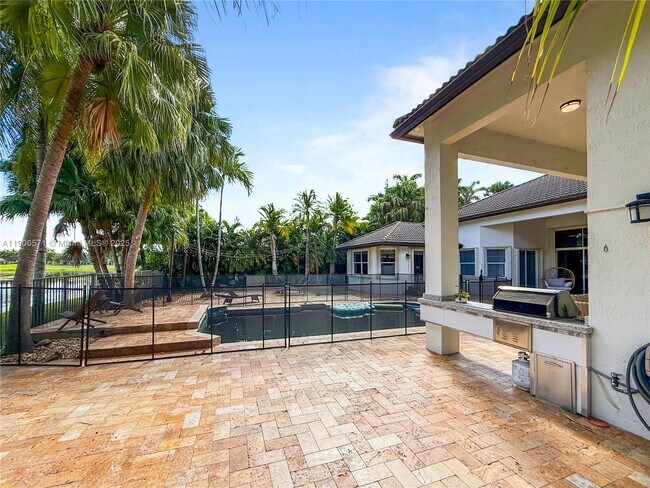 Building Photo - 2514 Poinciana Dr