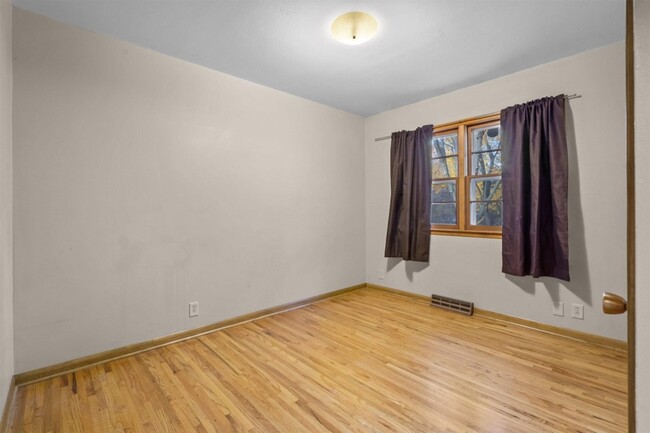 Building Photo - 3032 W 9th St