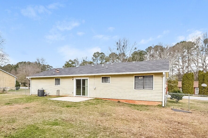 Building Photo - 306 River Chase Dr
