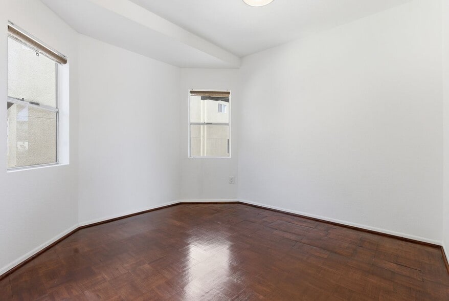 Building Photo - 1083 1/2 W Kensington Rd