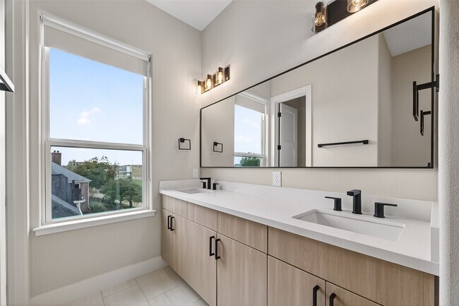 Building Photo - 2511 N MacGregor Way