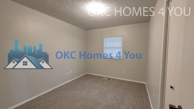 Building Photo - Updated 3 bed in Yukon