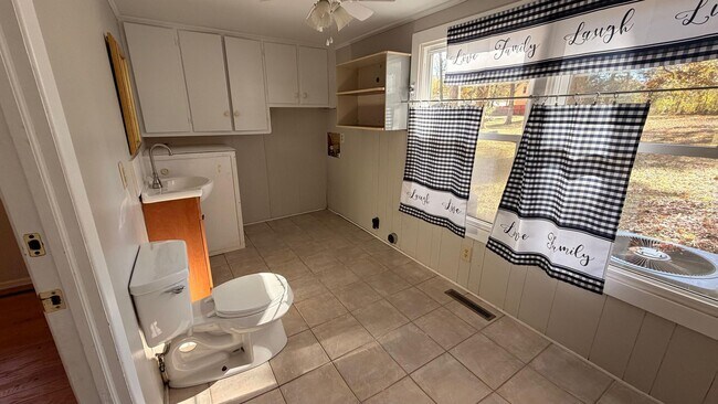 Building Photo - AVAILABLE NOW!