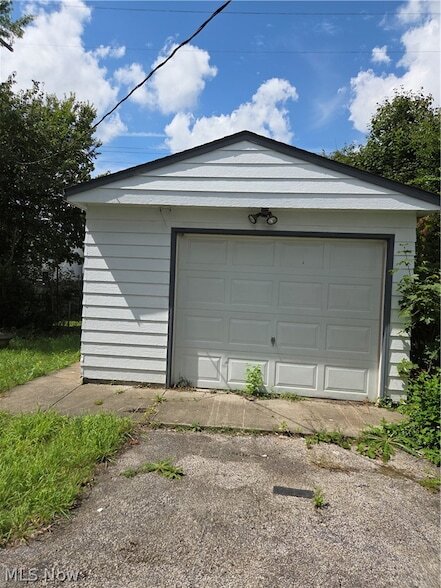 Building Photo - 3618 E 105th St