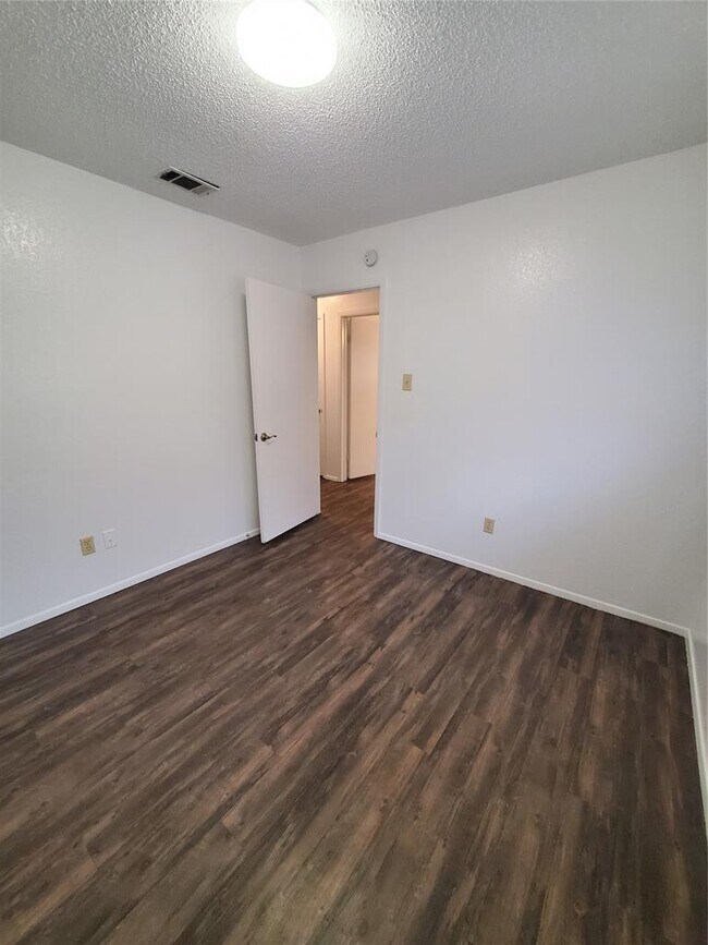 Building Photo - 907 Fairway Green Cove