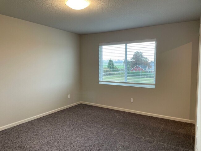 Building Photo - Lovely 4 Bed 2.5 Bath Home! Located near t...